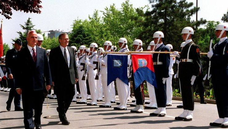 Eski Milli Savunma Bakanı Çakmakoğlu hayatını kaybetti