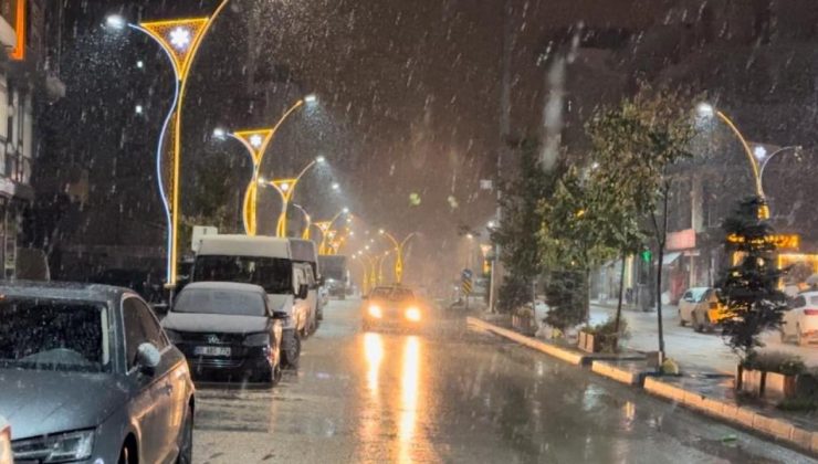 Kış erken geldi, şehir beyaza büründü! Lapa lapa kar yağdı