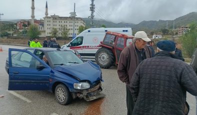 Tokat’ta otomobil ile traktörün çarpıştığı kazada 4 kişi yaralandı