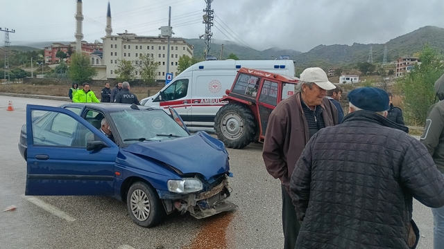 Tokat’ta otomobil ile traktörün çarpıştığı kazada 4 kişi yaralandı