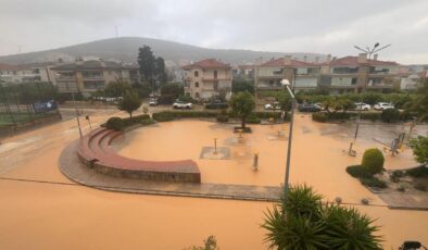 Çeşme’de sağanak; yollar göle döndü