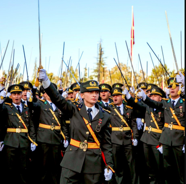 CHP lideri Özel'den teğmenler için ihraç talebine misli tepki