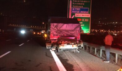 Emniyet şeridindeki TIR’a çarpan otomobilin sürücüsü öldü