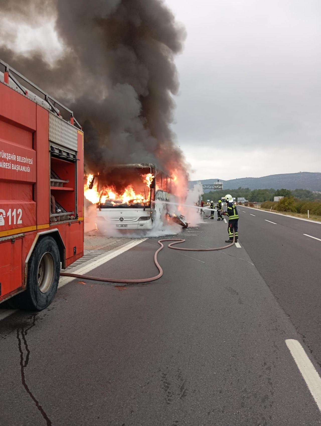 Yolcu otobüsü otobanda adeta alaz topuna döndü. 