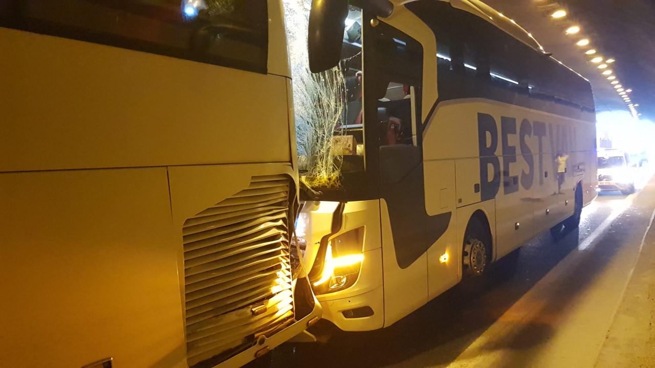 Zincirleme trafik kazasında 10 kişi yaralandı. 