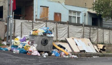 İşçiler ile belediyenin anlaştığı Kartal’da ara sokaklarda çöpler halen toplanmadı