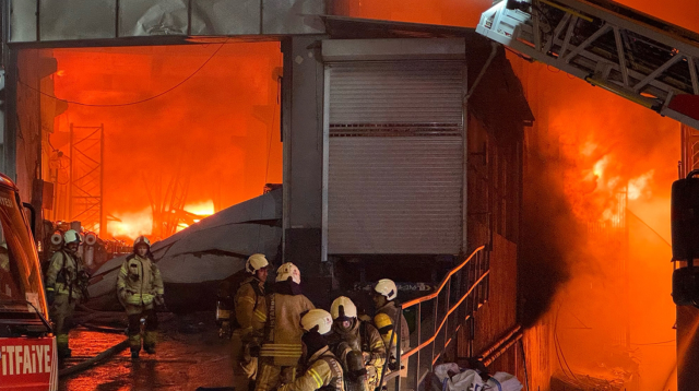 İstanbul Beylikdüzü'nde Fabrika Yangını Kontrol Altına Alınıyor