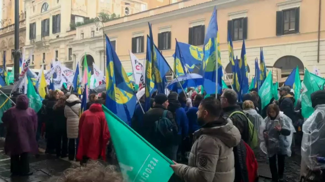 İtalya'da sıhhat çalışanları, yetersiz maaş ve fena çalışma koşullarını protesto etmek için greve gitti