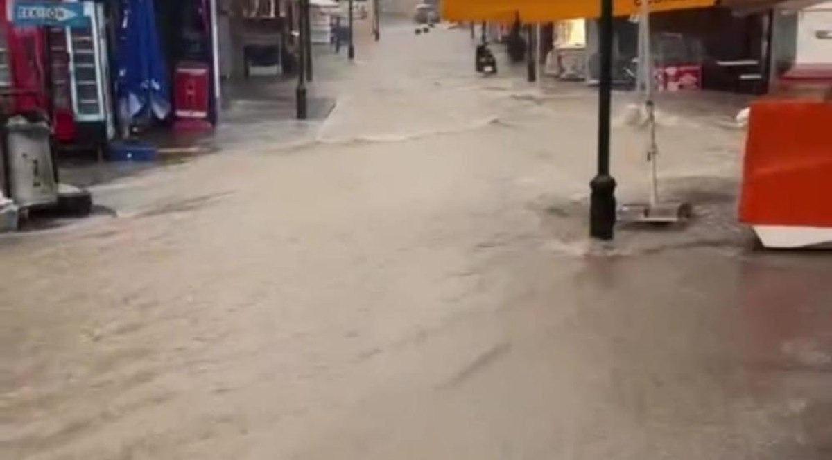 İzmir'de sağanak yağış nedeniyle yolların göle döndüğüne dair anlar