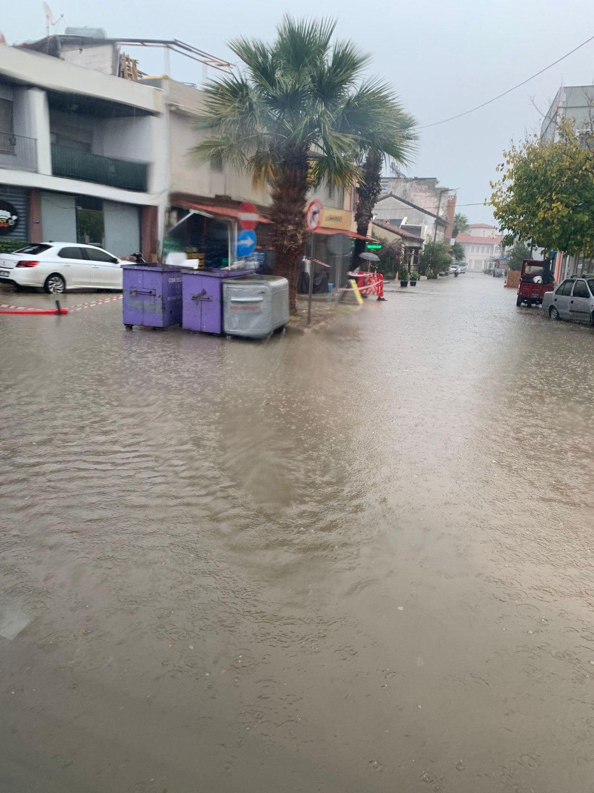 İzmir'de cadde ve sokaklar göle döndü