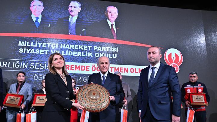 MHP lideri Bahçeli, deprem bölgesi öğretmenlerine plaket verdi