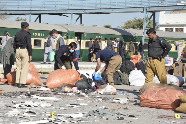 Pakistan'da tren istasyonuna bombalı saldırı: En az 26 ölü, 46 yaralı