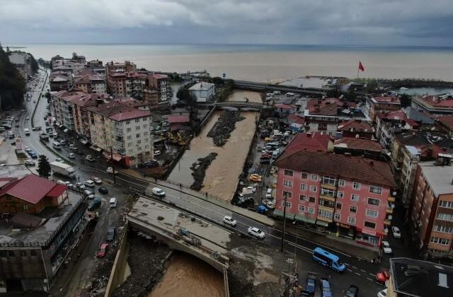 Rize’de denizin rengi değişti