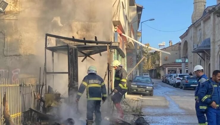 Taksi Durağında Piknik Tüpü Patladı, Yangın Çıktı