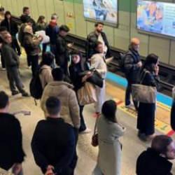 İstanbul’da metro çilesi! Seferler aksadı, vatandaş dakikalarca bekledi