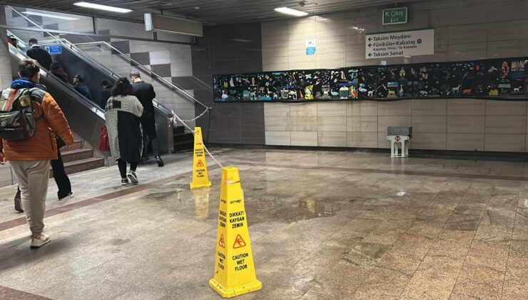 Taksim’de su borusu patladı: Metroyu su bastı