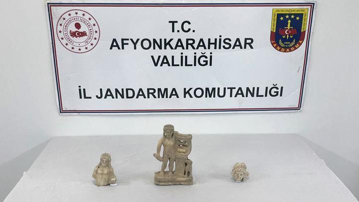 Afyonkarahisar’da Roma dönemine ait 3 heykel ele geçirildi