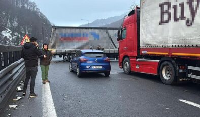 Anadolu Otoyolu’nda tıra otomobilin çarptığı kaza ulaşımı aksattı