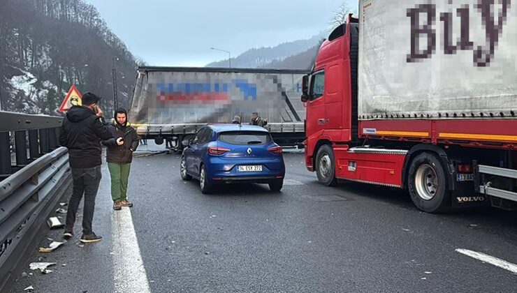 Anadolu Otoyolu’nda tıra otomobilin çarptığı kaza ulaşımı aksattı