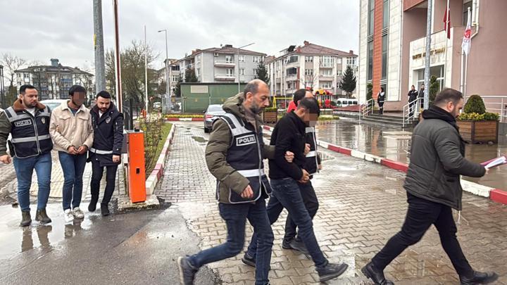 Bartın’da kendilerini polis olarak tanıtıp dolandırıcılık yapan 2 şüpheli yakalandı