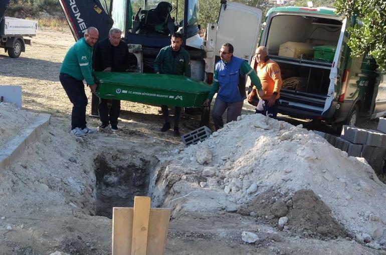 Çilli Bom ile tanınıyordu Bir dönemin efsanesi Kenan Küçüközcan hayatını kaybetti Kimsesizler mezarlığına gömüldü