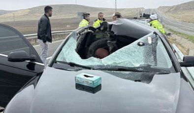 Diyarbakır’da tırdan fırlayan lastiğin çarptığı otomobildeki yolcu hayatını kaybetti