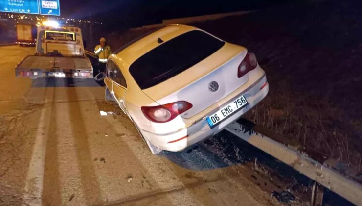 Elmadağ’da Kontrolden Çıkan Otomobil Bariyerlere Çarptı