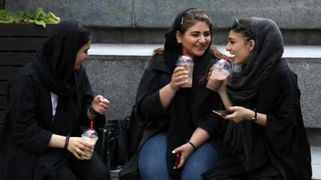 İran'da mecbur başörtüsü tasarısı durduruldu