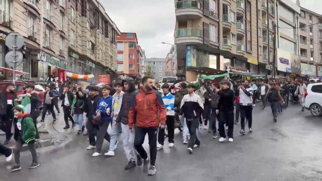 İstanbul'da konsolosluk binasına giren muhalifler Suriye bayrağını değiştirdi