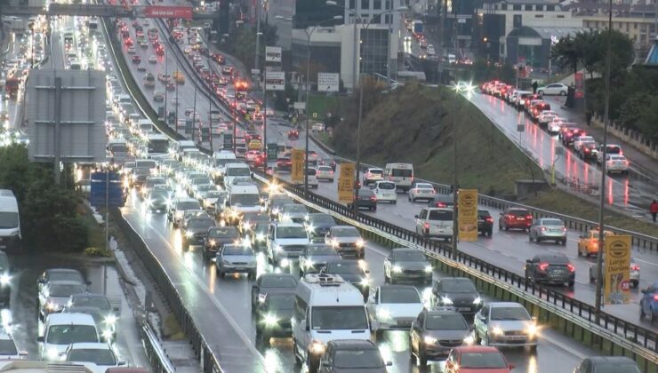 İstanbul’da trafik yoğunluğu! Sürücüler zorlukla ilerledi