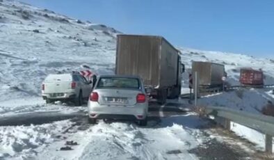 Kars’ta yoğun kar yağışı! Sürücüler araçlarıyla mahsur kaldı