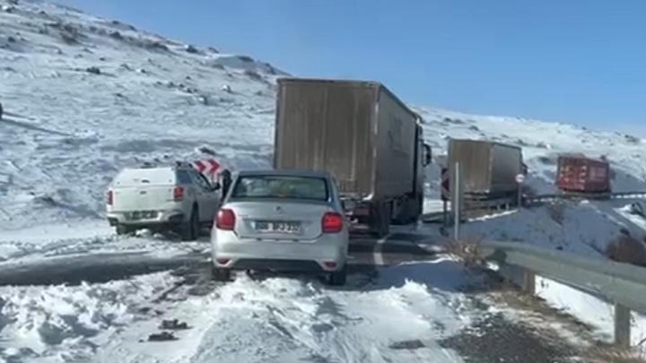 Kars’ta yoğun kar yağışı! Sürücüler araçlarıyla mahsur kaldı