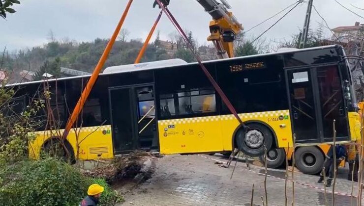 Yokuş aşağı kayan İETT otobüsü evin bahçesine düştü